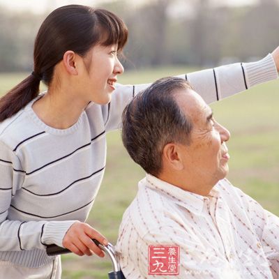 位于膀胱顶部的腺癌多起源于脐尿管残余，位置隐蔽，出现症状时往往已到晚期