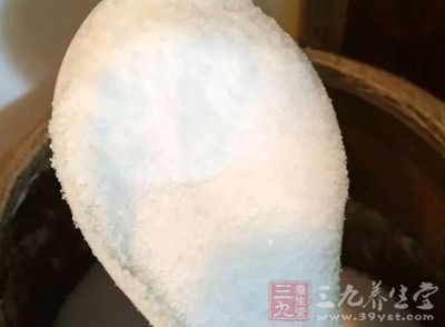 羊肚1个放在冷水盆里，使水面没过羊肚表面，放入1/2茶匙食盐