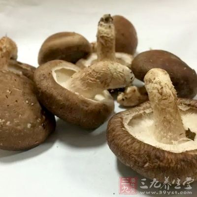 鸡洗净斩小块，香菇温水泡发后切块