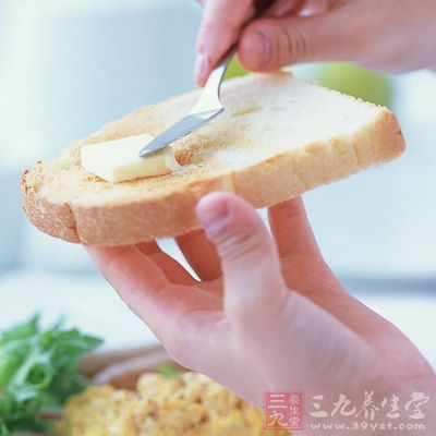 必须加馒头、面包，饼干等食品