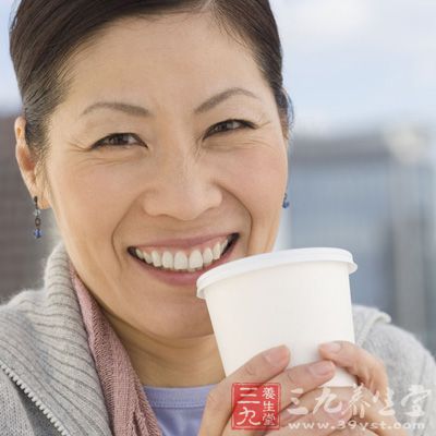 采用低脂高纤的饮食方式