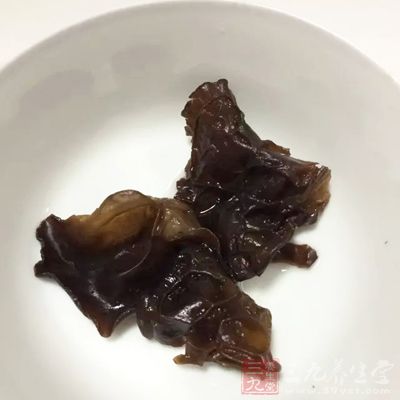 新鲜的木耳当中含有一种叫做卟啉的光感物质