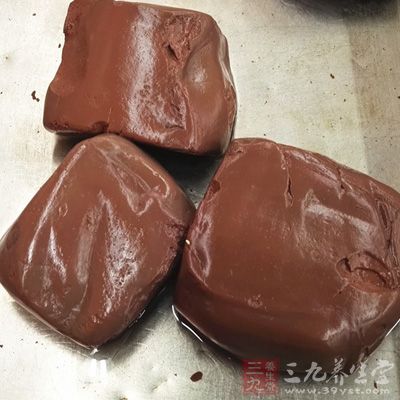 好的鸭血品尝以后，会发现像吃豆腐的感觉，很嫩很滑