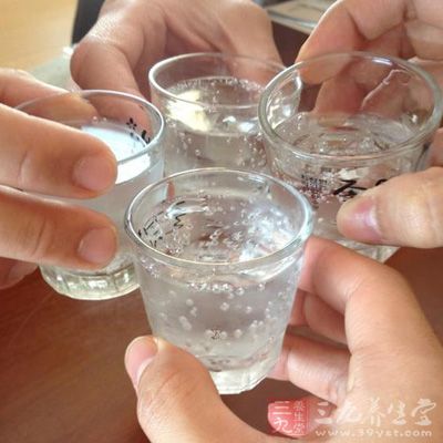 因为白酒、汽水同饮后会很快使酒精在全身挥发，并生产大量的二氧化碳