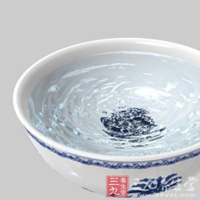 给予温热茶水或糖水饮用