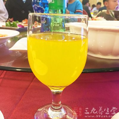 橙汁含有丰富的维生素和叶酸，而且孩子们都很喜欢它酸酸甜甜的味道