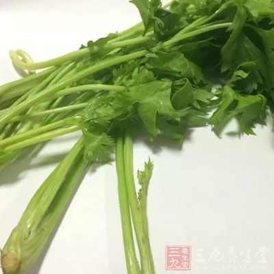 感冒消化能力变弱，所在在饮食上不能吃太多的粗纤维食物，如芹菜、韭菜等