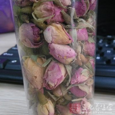 玫瑰干花：500g，天然酿造米醋：1瓶，冰糖：适量，福特加酒：适量