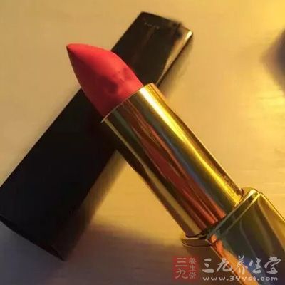 这些化妆品可以导致毒素残留表皮，造成敏感反应，伤害角质层