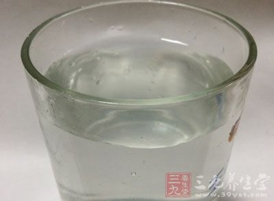 每天喝6杯水(每杯240克)的男性，患膀胱癌风险将减少一半