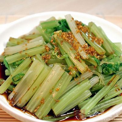 芹菜根炒鸡蛋主治：头风痛