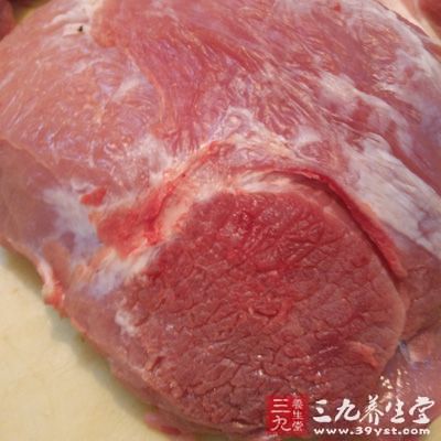 买猪肉时，拔一根或数根猪毛，仔细看其毛根，如果毛根发红，则是病猪;如果毛根白净，则不是病猪