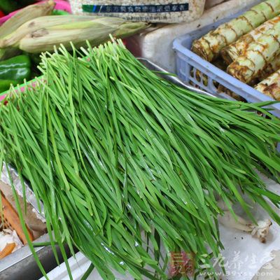 奶茶中含有钙，如果奶茶喝韭菜一起混吃，不易于钙的吸收