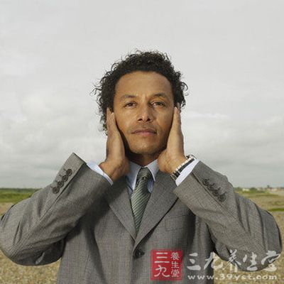 坐定，搓掌心50次，趁掌心热时紧按双侧耳门