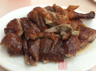 高温煎炸的食物，及长时间在阳光下曝露的食物，如熏鱼、烤鸭等