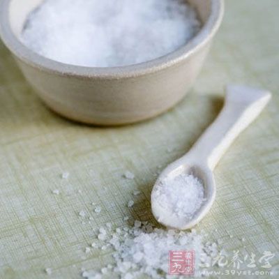 把味精按1∶50的浓度用温开水化开后，口含味精溶液一会儿就吐掉