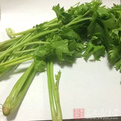 芹菜榨汁后可敷脸，稀释后可作为化妆水使用，能防止肌肤老化