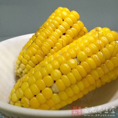 玉米的含磷量居诸多食品之首，尤其老年人常吃玉米可以预防骨质疏松、使牙齿坚固