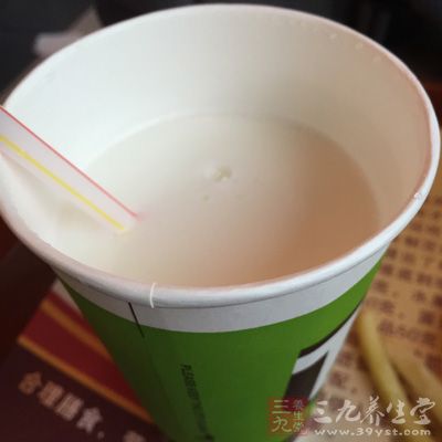 将绿豆粉、白芷粉、白茯苓、白芨粉混合均匀，然后用牛奶调和