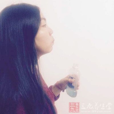 由于山楂的酸性很大，食后应及时漱口