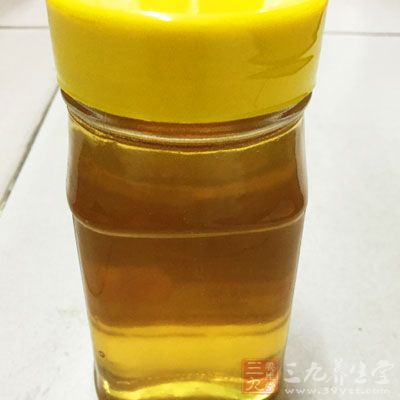 将等份的蒜泥与蜂蜜混匀后，用白开水送服