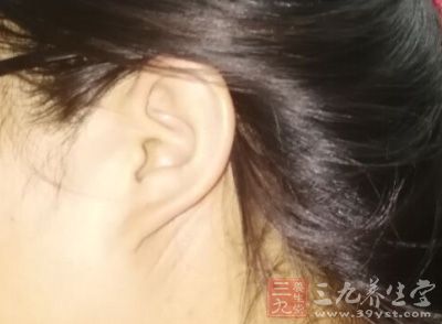 耳朵软软的姑娘感情丰富、为人厚道