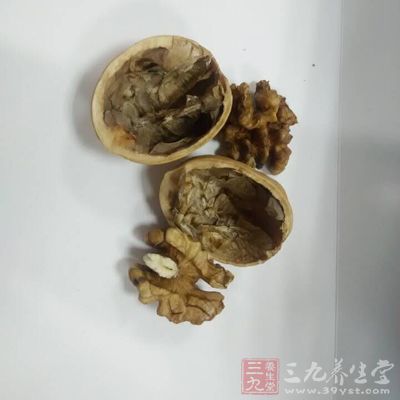 经常食用核桃，可以有效的降低身体体内的胆固醇