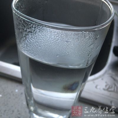 缺水水分也是引起唇部干裂的主要原因之一