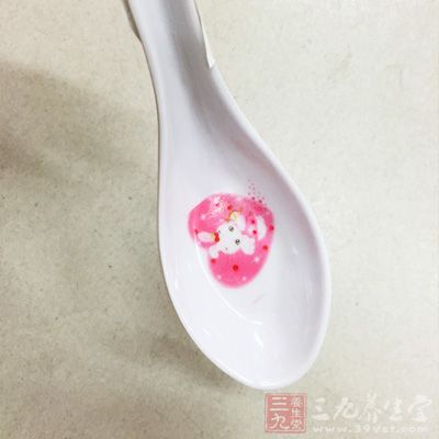 尽量使用勺子来喂水