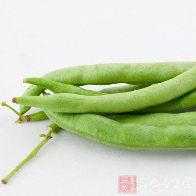 没有煮熟、外表呈青色的菜豆和四季豆