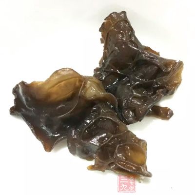 多吃富含铁质的木耳、金针菜、苜蓿