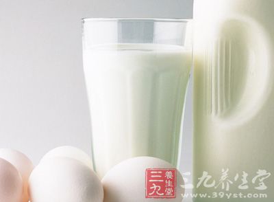 含核黄素的食物：牛奶、干酪、瘦肉、蛋类、酵母和扁豆等