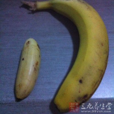 香蕉3个(去皮)，抹盐少许吃之