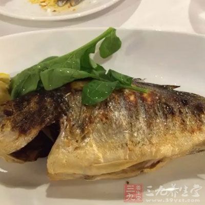 可适量多食动物血、蛋、鱼、虾、豆类制品