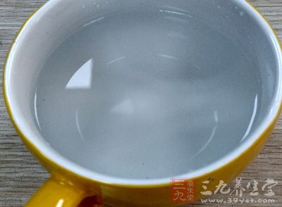 大量饮水使尿液稀释