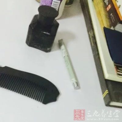 签字时才发现自己的口袋里没有揣钢笔