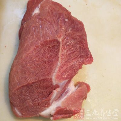 枸杞子15克，瘦猪肉100克