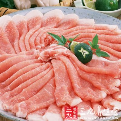 将肉切成肉片，放入塑料盒里，喷上一层料酒