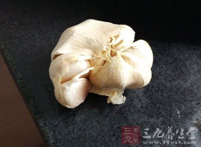 患慢性咽喉炎，试用口含生大蒜头