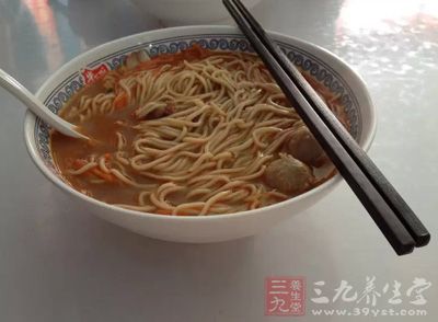 情不自禁地暴饮暴食