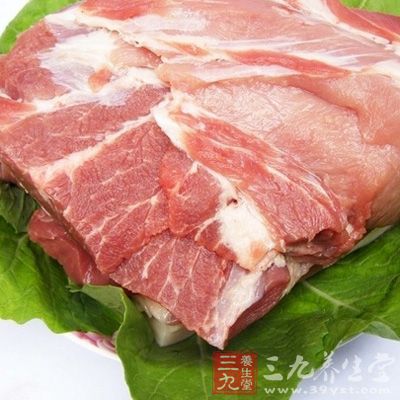 将肉切成肉片，放入塑料盒里，喷上一层料酒