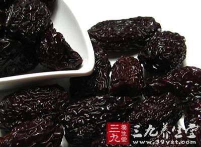 黑枣200g，绍兴花雕酒200g，冰糖一汤匙