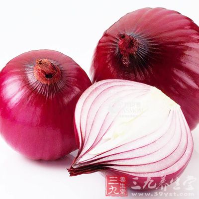 大蒜、洋葱等刺激性的食物的气味容易留在嘴巴里