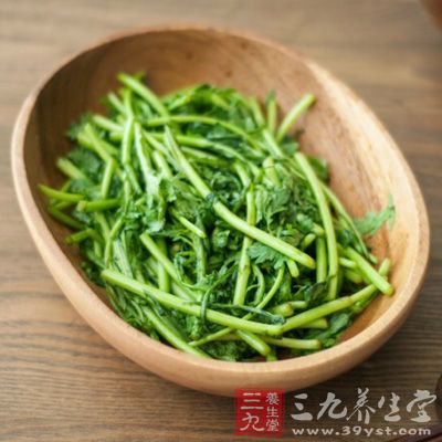 茼蒿富含营养，作为食材比较润滑，适当吃一些，具有清血养心，润肺化痰的作用