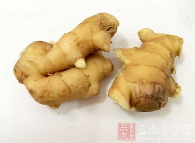 用新鲜的生姜片擦涂发冻疮的皮肤