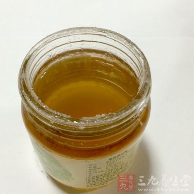 我们可以将等量的蒜泥和蜂蜜混合