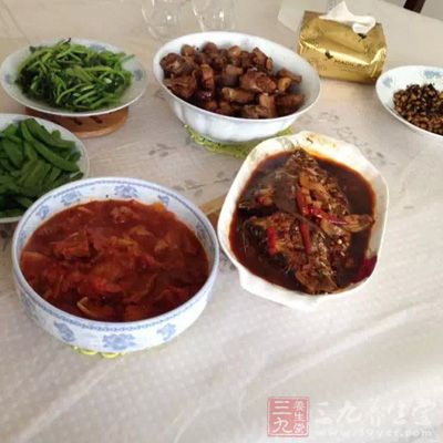 小盘子进食