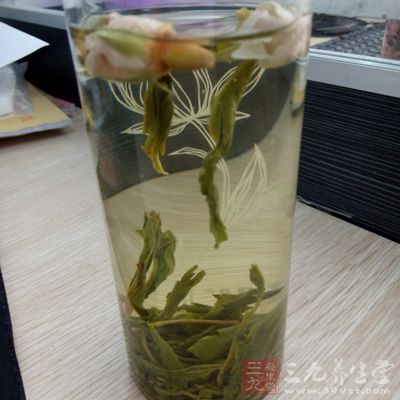 多饮茶水或清淡饮料