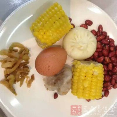 五谷杂粮就含有丰富的膳食纤维，可以更好促进肠胃蠕动