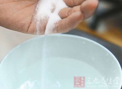 立即取食盐20g加开水200ml溶化，冷却后一次喝下